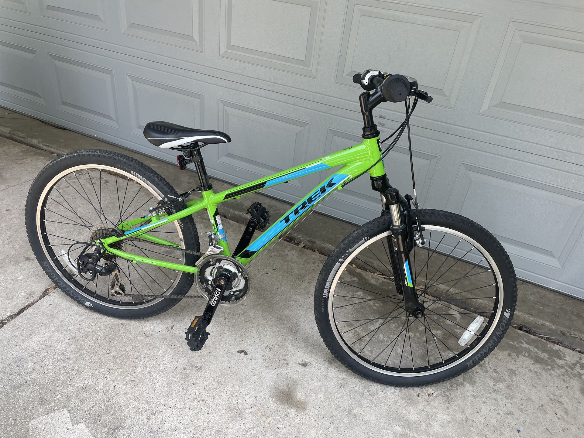 TREK MT220 MOUNTAIN BIKE