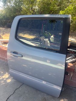 RIGHT PASSENGER SIDE REAR DOOR 2020  TOYOTA TACOMA ( LIGHT GRAY ) WITH HINGES