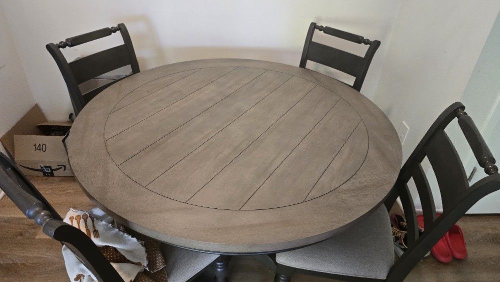 Round Dinning Table With 4 Chairs