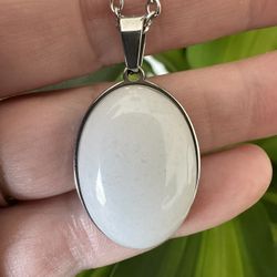 New, Beautiful White Jade Necklace. Gift Bag Included.