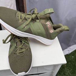 Women’s size 8 1/2 pumas