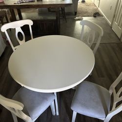 Beautiful Circular Table With  4 Chairs//Brand New