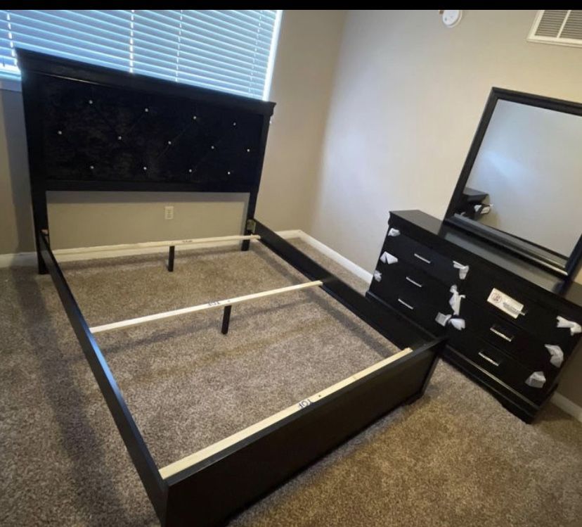Brand NEW!! 4-PIECE QUEEN bedroom set with Amazing Price!! Bedframe, nightstand,Dresser and Mirror