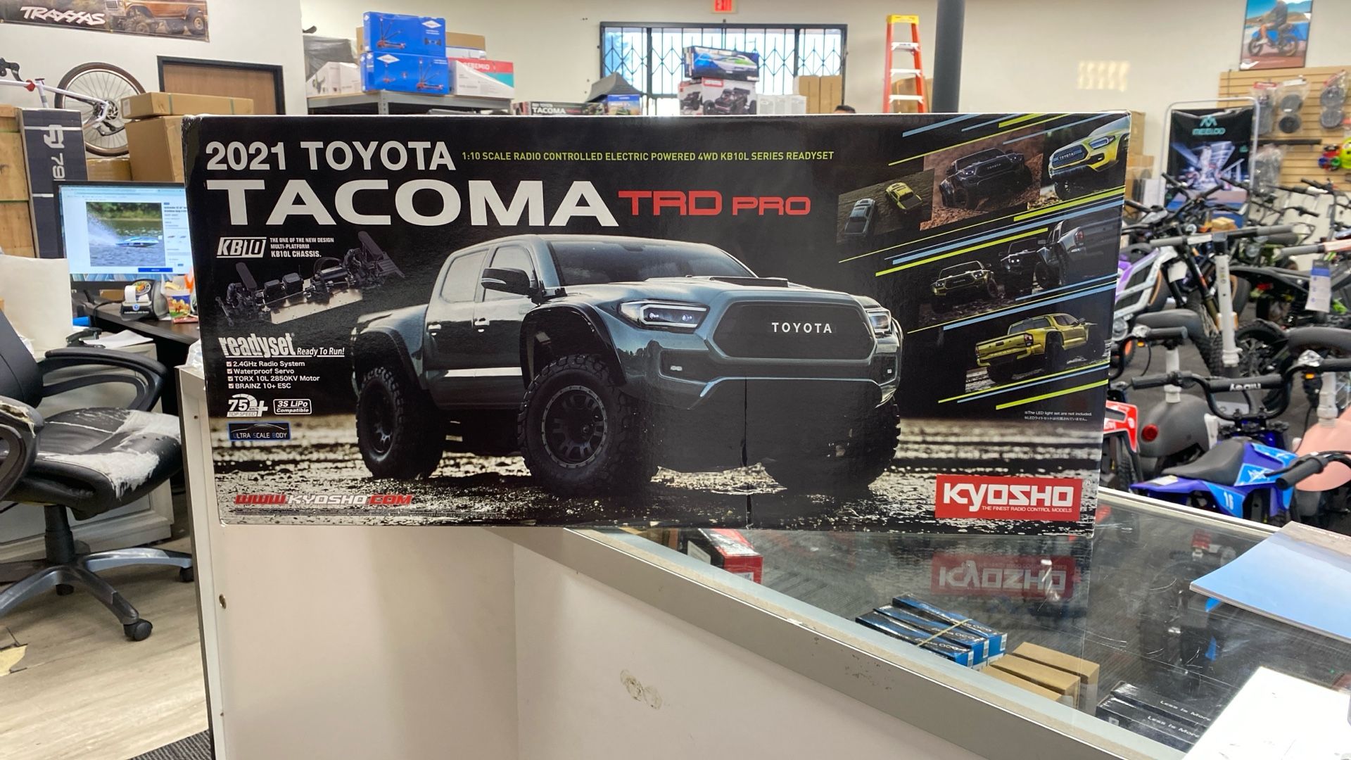 KYOSHO 2021 Toyota Tacoma TRD Pro Lunar Rock 1:10