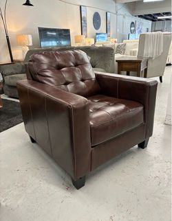 Ashley Altonbury Accent Chair – Walnut Brown
