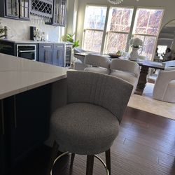 4 Bar Stools New Swivel 