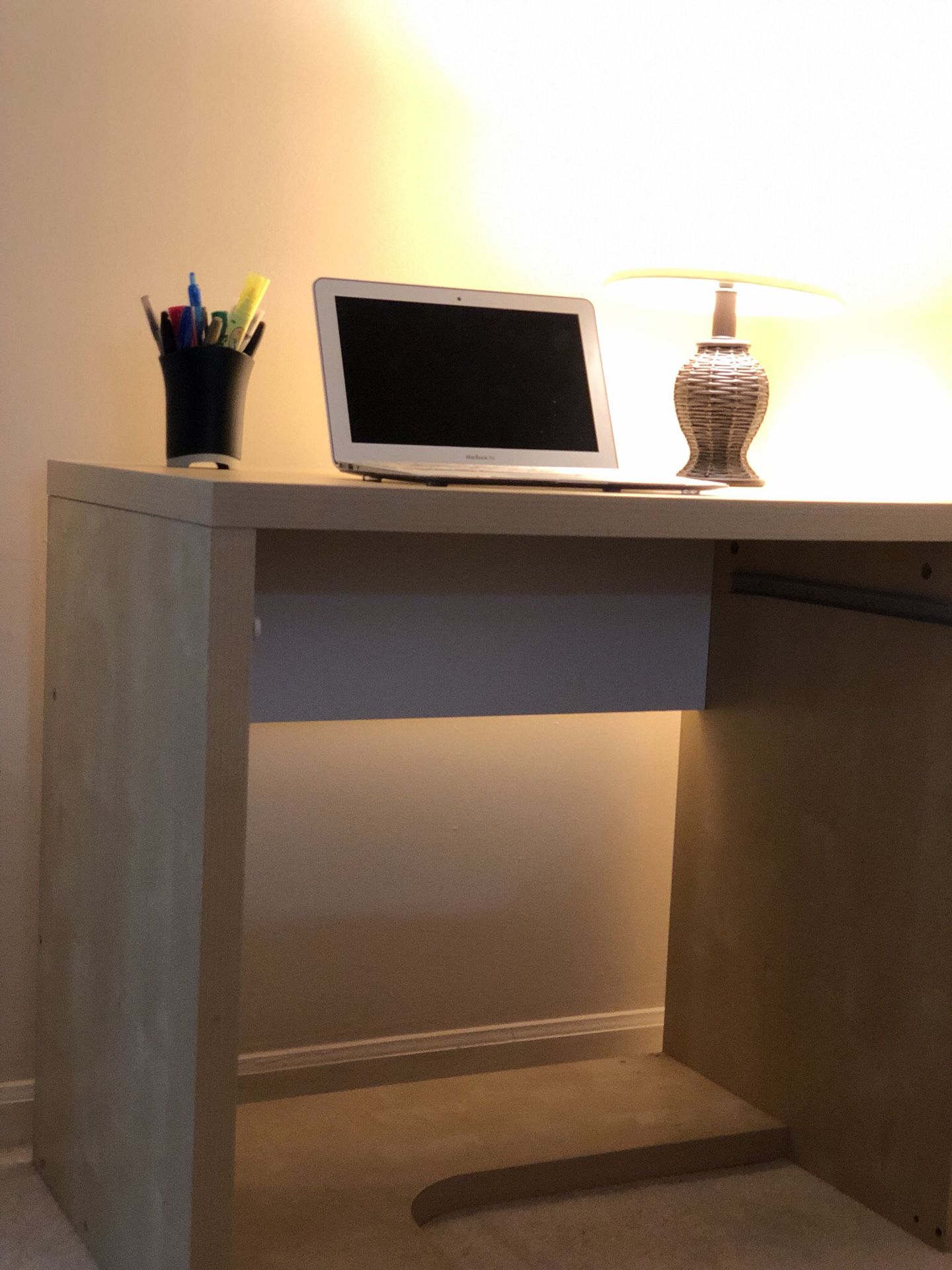 Small Desk w/lamp, pens, pen holder