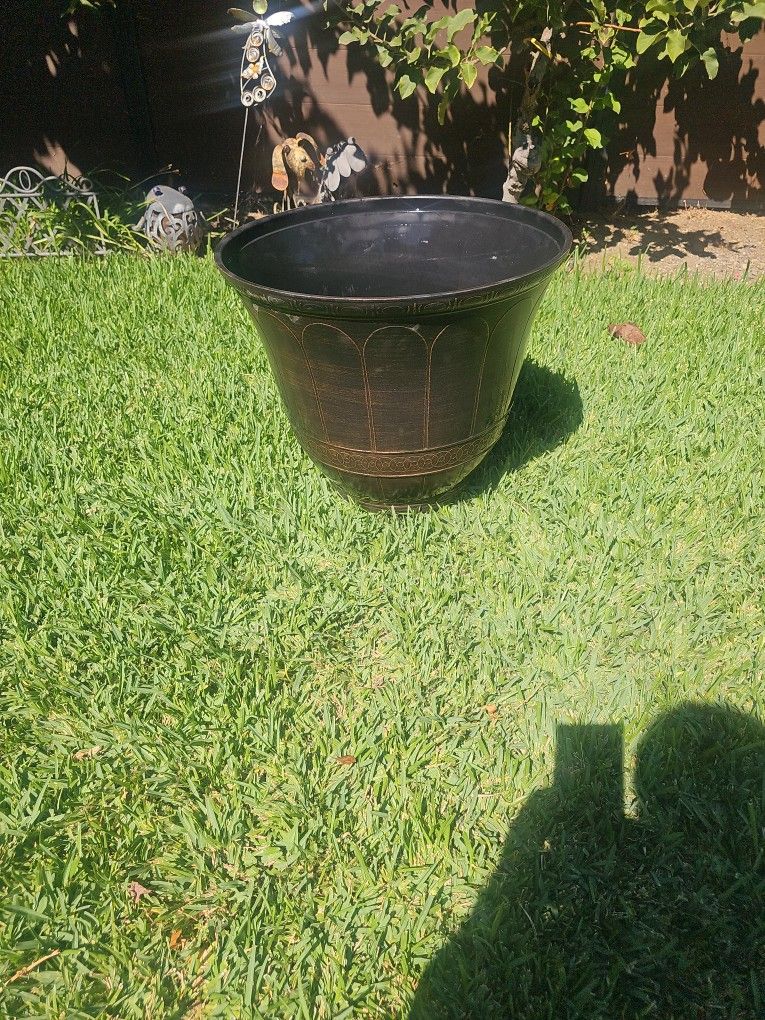 1 Big Pot For Plants Width 20. Hight 17
