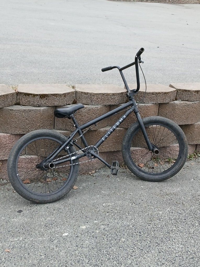ELITE BMX Bike. Probably Made For A Youth. Adults Could Ride As Well. Brakes Are Good, Free Wheel And All 4 Jumbo Pegs