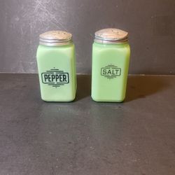McKee Jadeite Jadite Green Glass Art Deco Small Box Salt & Pepper Range Shakers
