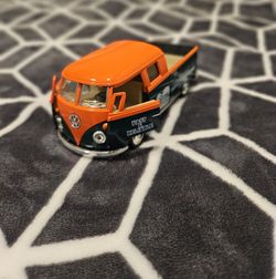 Kinsmart 1963 Toy Volkswagen Bus Double Cab Pickup.