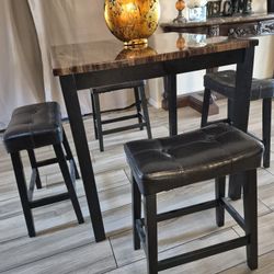 High Table With 4 Bar Stools Exelent Condition 