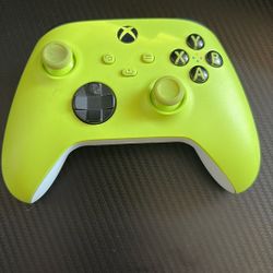 Xbox controller with chargeable battery