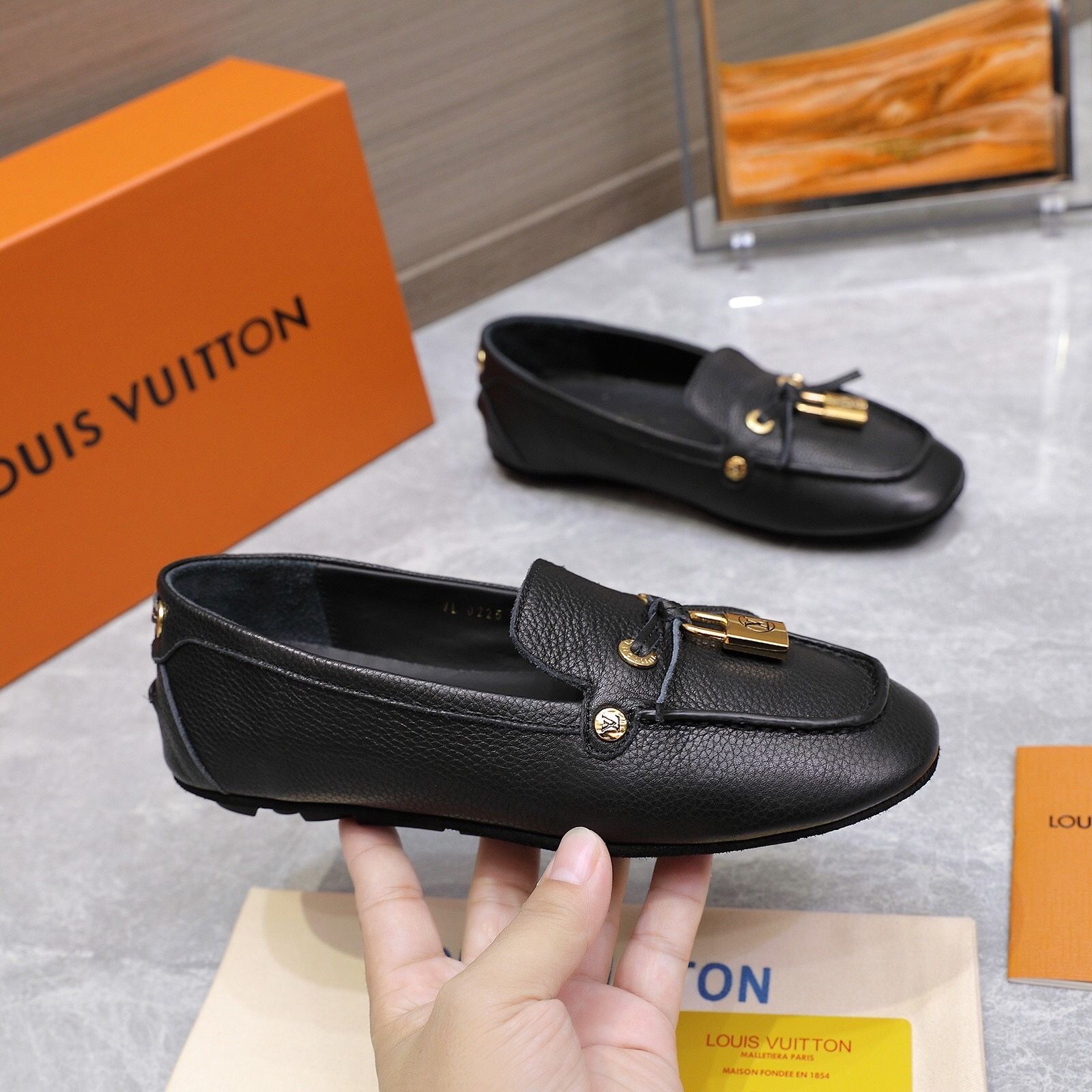 Louis Vuitton Ladies flat loafers Black