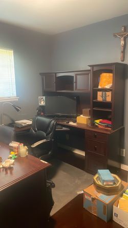 U shape desk (moving need it gone)