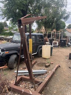 Engine hoist for semi truck engines
