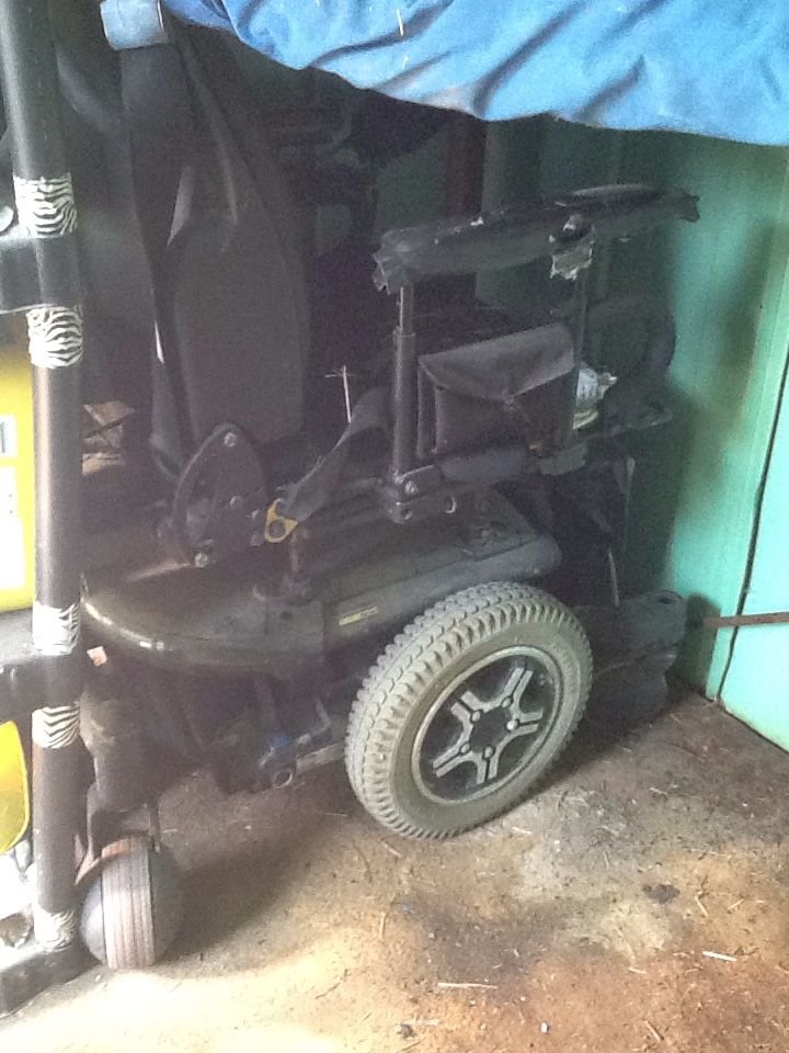 "Quantum 600" full tilt, electric wheel chair with charger.