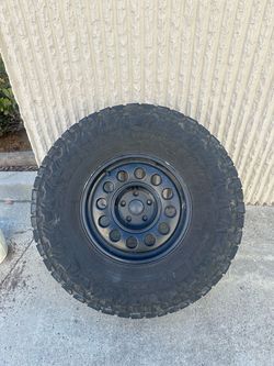 37x12.50R17 Toyo RT Trail + Nomad 17” Wheels | Jeep Gladiator | 5x5