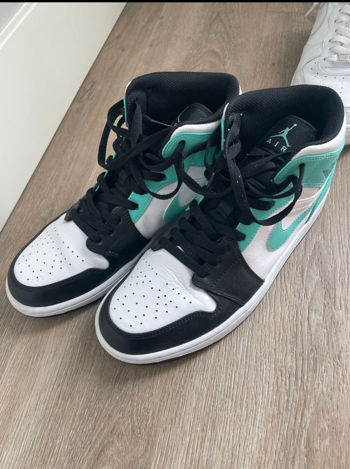 Jordan 1 Mid Teal