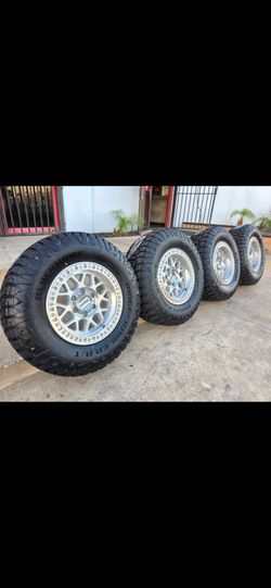 17" KMC w/ 33x12.50R17 tires