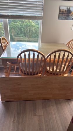 Dining room table in Excellent condition