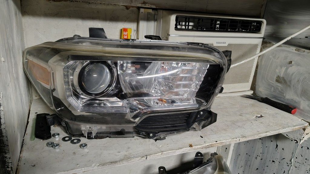 Headlights Toyota Tacoma