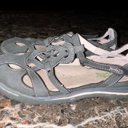 Jambu gray/green strappy closed toe sandals in size 6.5m in pretty good condition. Ladies fun summer shoes  $88 retail