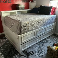 Queen White Bed Trundle 