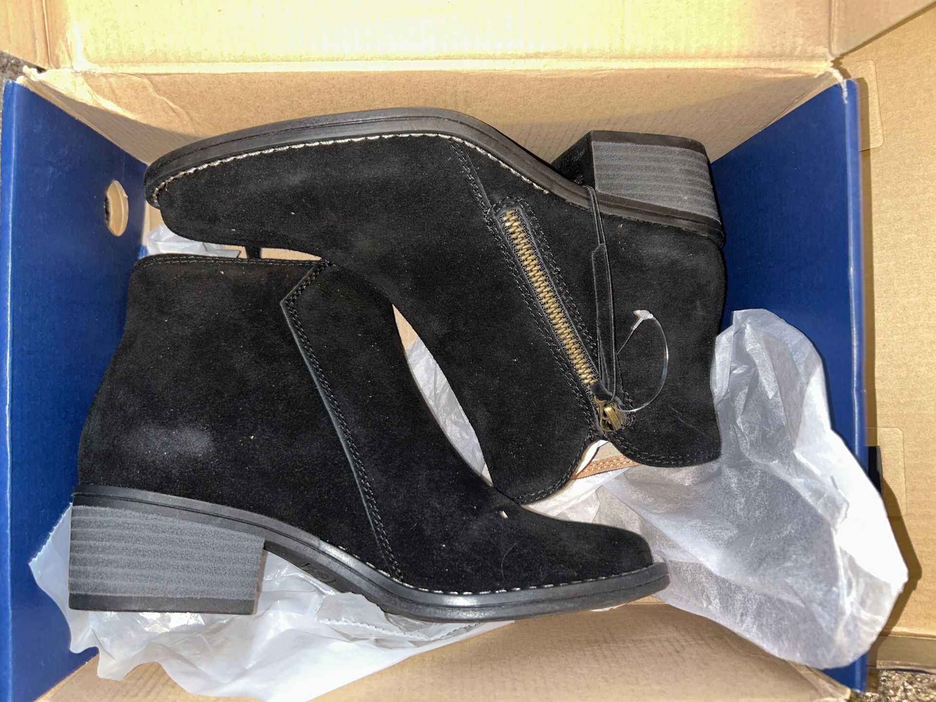 White Mountain Women Alto’s Block Heel Suede Bootie Black