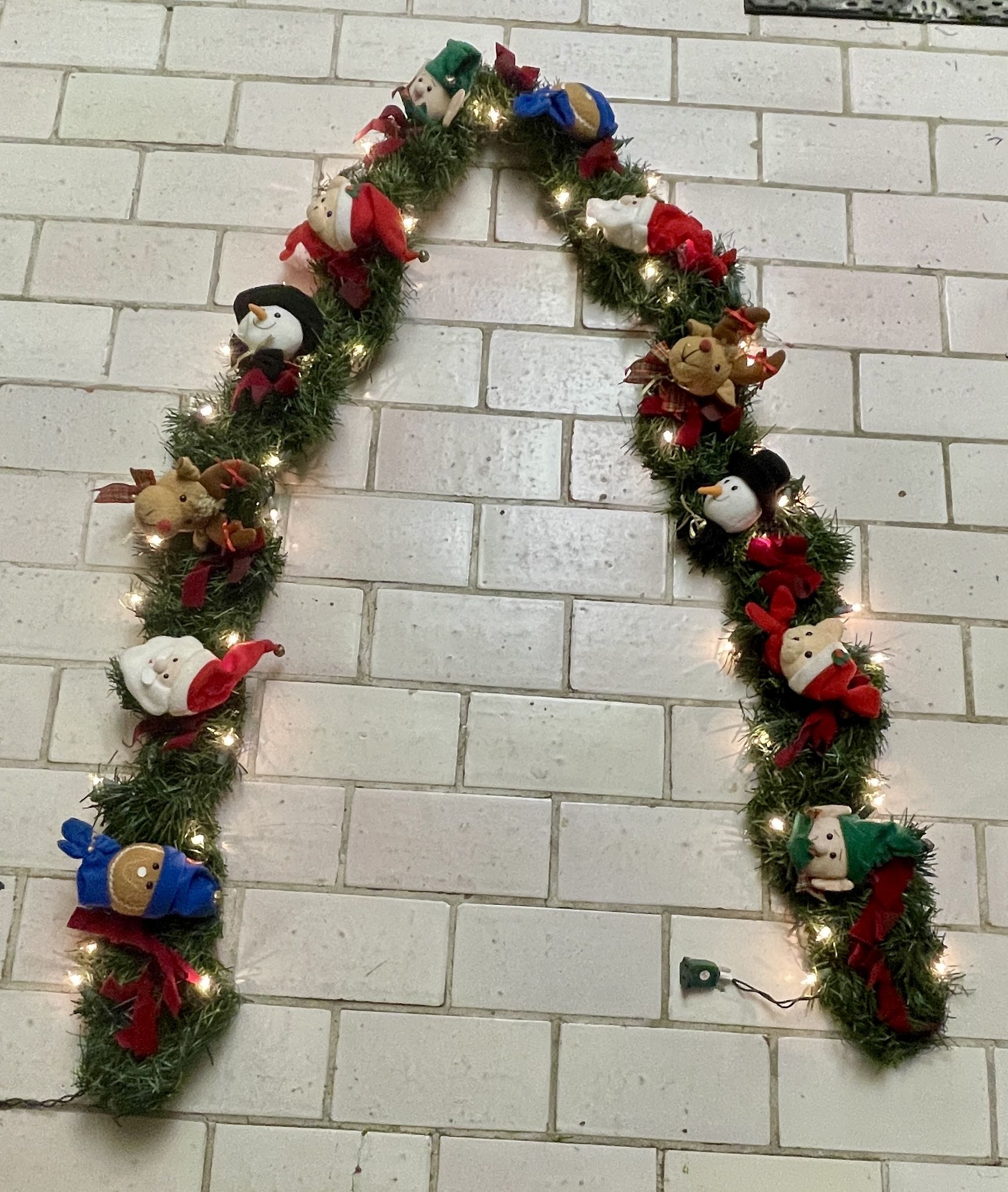 8 Ft Lit Garland With 12 Plush Character Heads