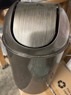 Like new trash can for office or bathroom