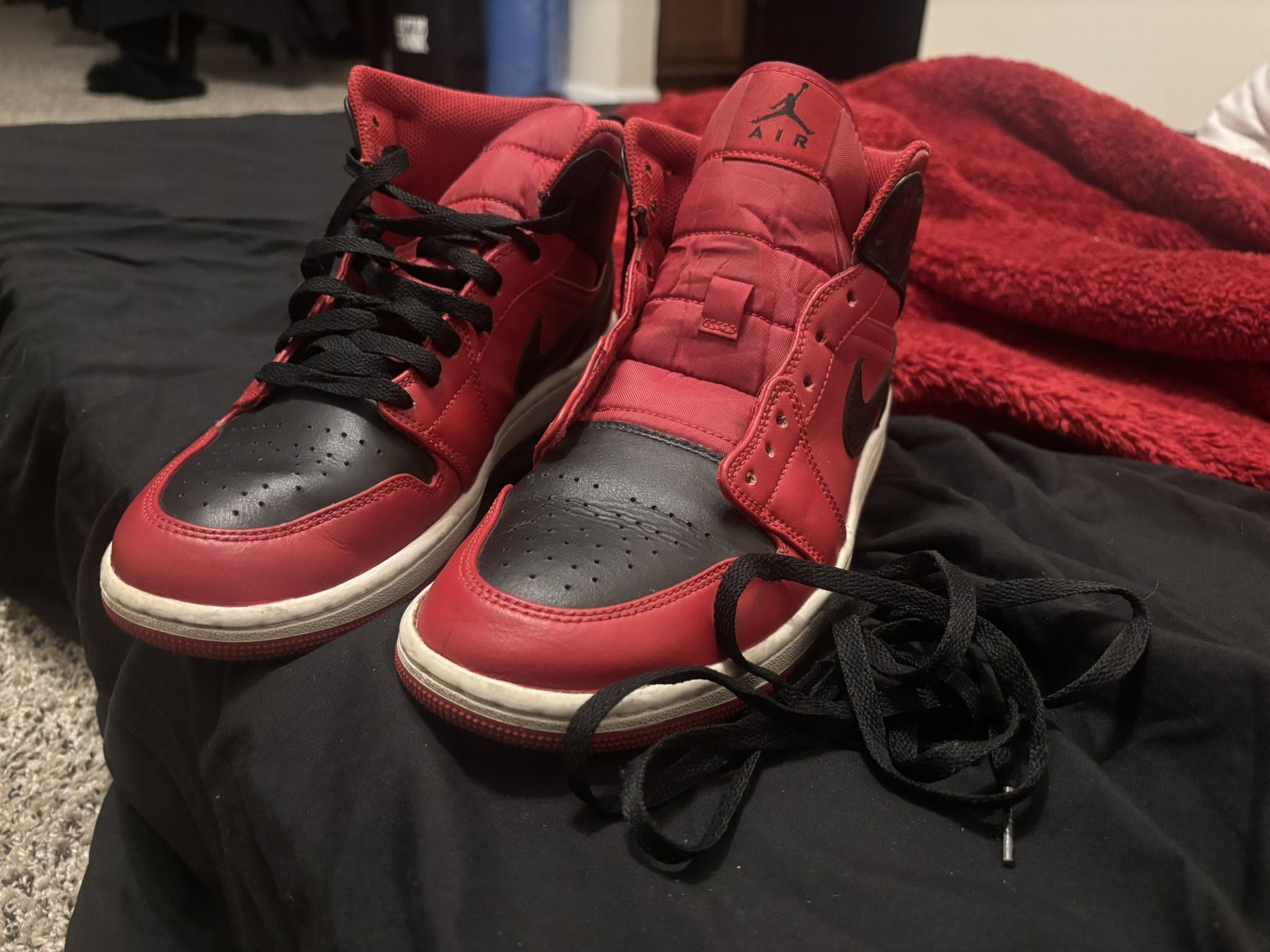 Jordan 1 Mids Red/white/black