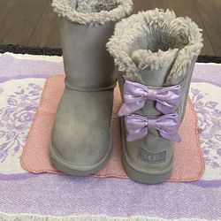 UGG Kids’Bailey Bow Iridescent Boots Size 3