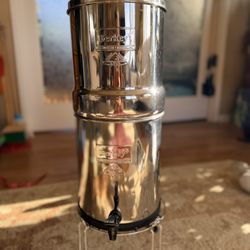 BERKEY WATER FILTER system W/stand