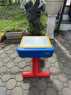  Little Tikes Children’s Desk with Seat ✏️