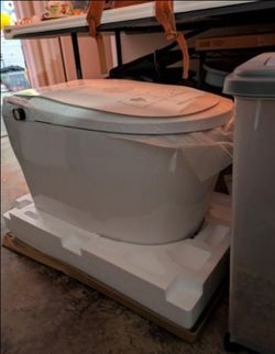 Warehouse Clearance Sale: Casta Diva brand foot-flush toilet with bidet, model W10V