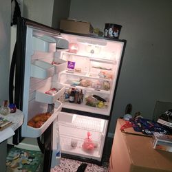Refrigerator working at 100 asks without commitment with 2 months guarantee if I deliver at a separate cost 