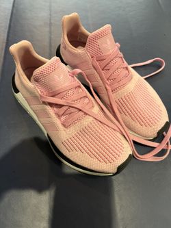 Like New Women’s Pink Knit adidas Athletic Shoes Sz 7 For 7.5