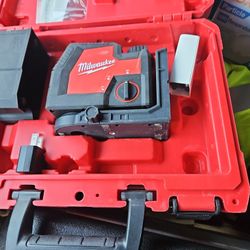 Milwaukee Plumb Cross Line Level