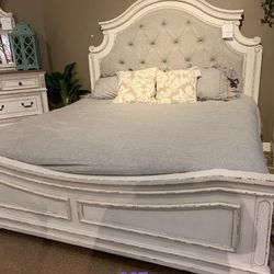 ❗Brand New Ashley 🛋️ Realyn Chipped White Panel Bedroom Set 4 PIECE 