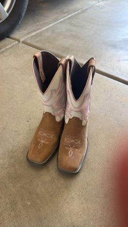 Cowgirl boots size 4