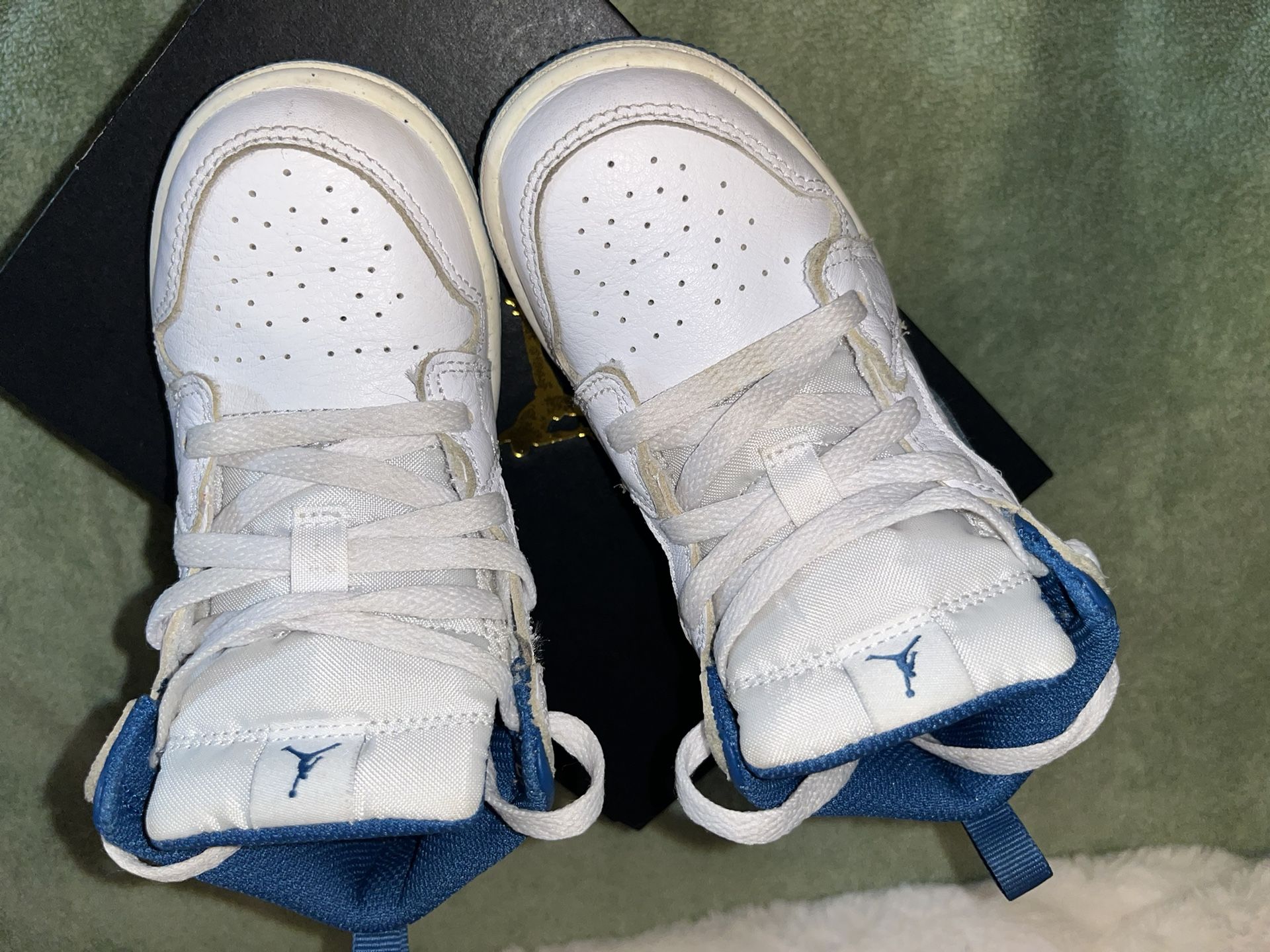 Toddler Jordan 1s Size 9c