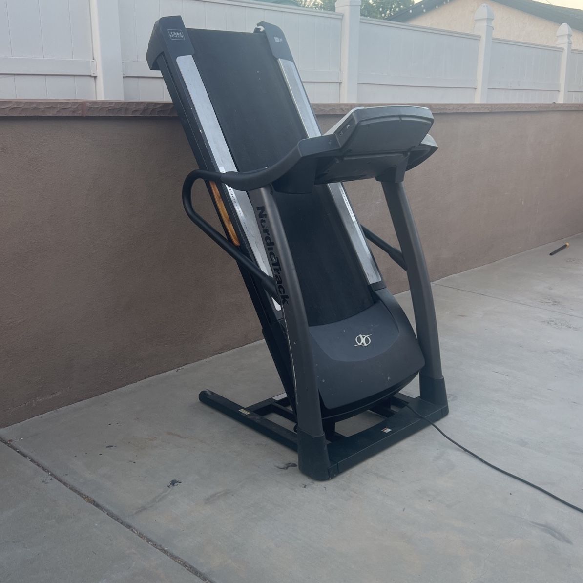 Nordictrack A2750 PRO Treadmill for Sale in Downey CA OfferUp