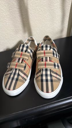 Burberry kid shoes