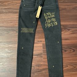 Black & gold Ksubi jeans with yellow text reading 'ROYALTY HEROISM AND THE STREETS' and a grid of yellow crosses, size 30 #royalty #heroism