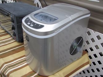 Igloo ice maker