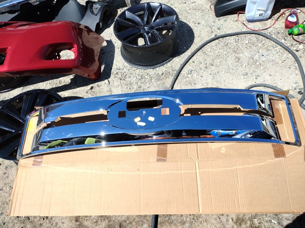 2017 To 2021 Ford Super Duty Brand New Chrome Grill Centerpiece OEM Part