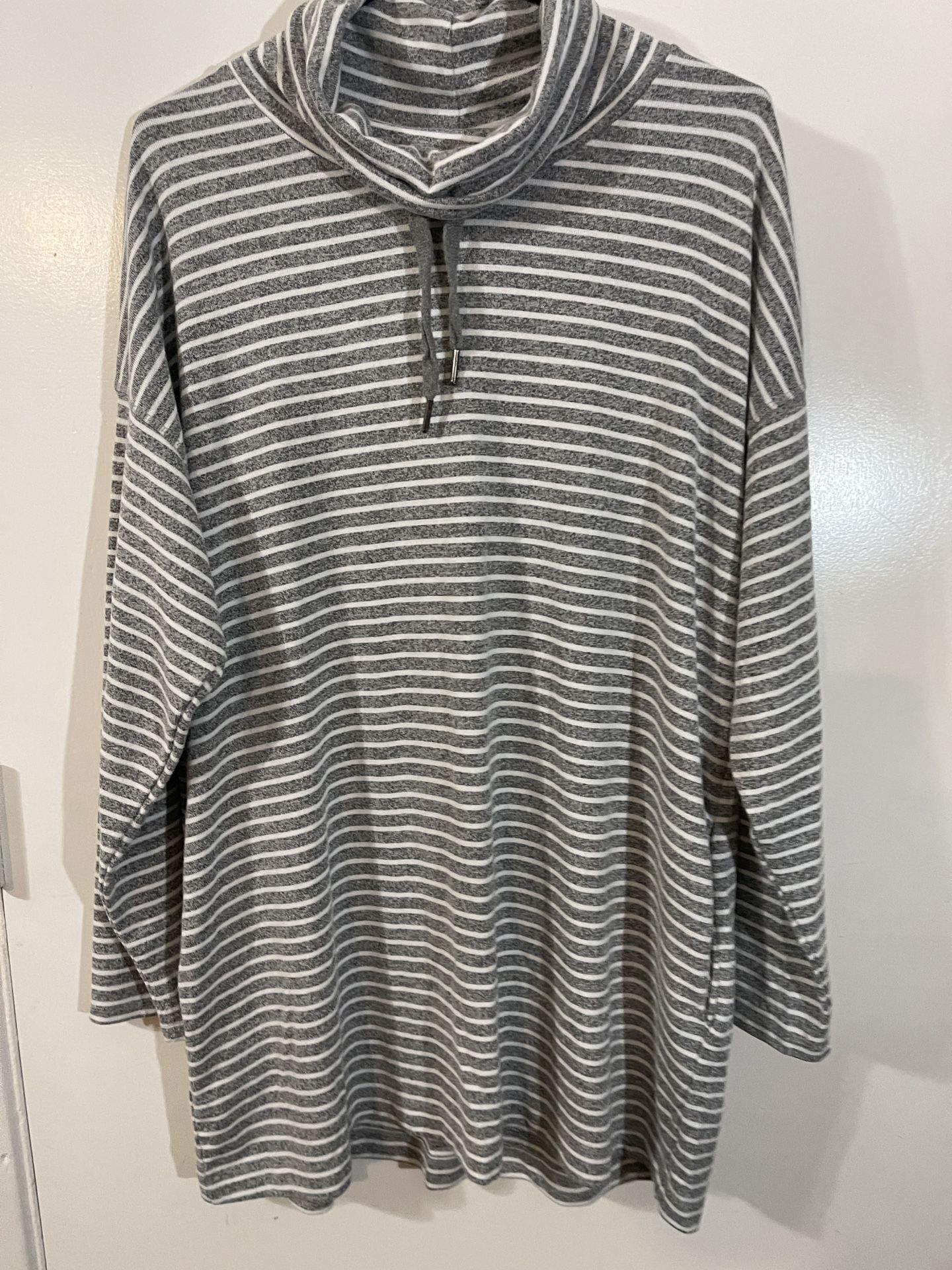 WOMES GRAY SWEATER SIZE 1X
