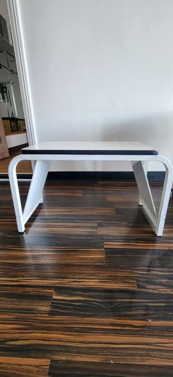 Shoe-fitting bench with mirrors