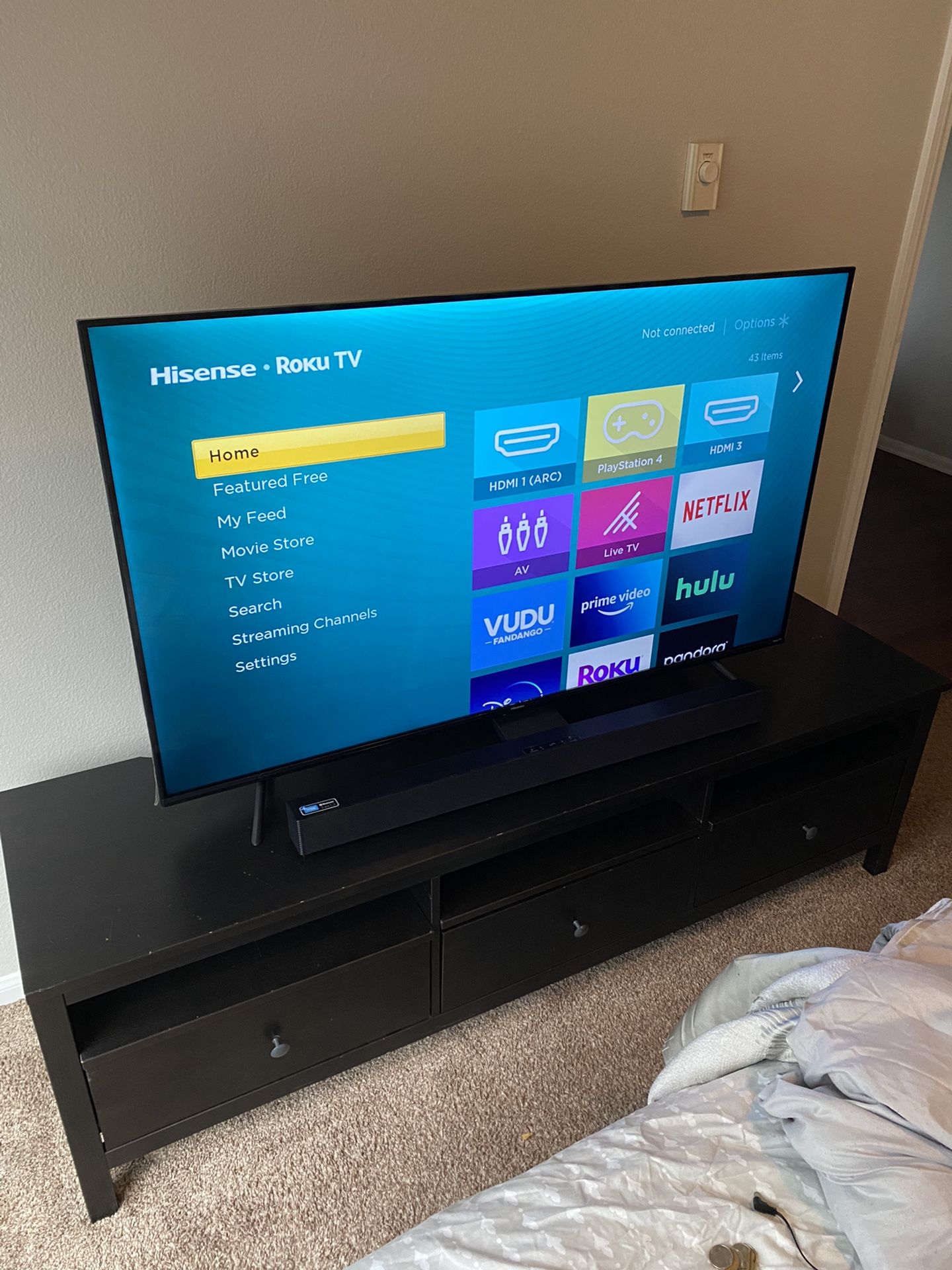 51inch Hi Sense Led Roku Smart TV Come With ilive 37inch Sound Bar & Tv Stand